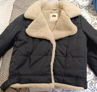 Chaqueta Stradivarius borreguito negra T.S