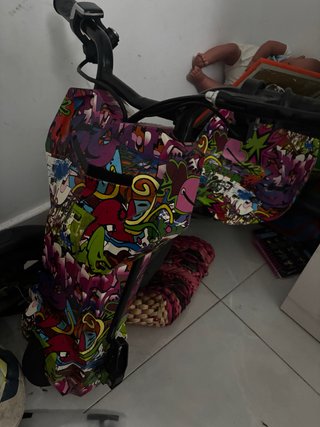 Patinete eléctrico con diseño graffiti