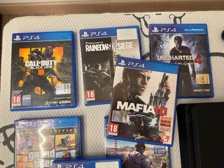 Bundle PS4 Slim con 6 giochi e 2 controller