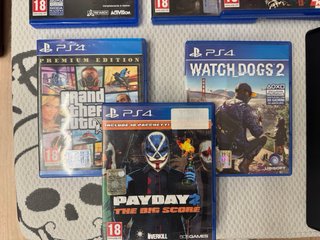 Bundle PS4 Slim con 6 giochi e 2 controller