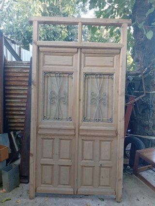 Puerta de Madera con Rejas