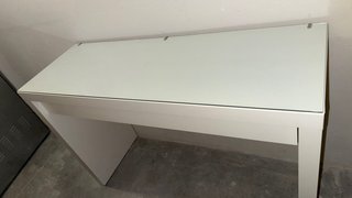 Mobile da trucco o ingresso bianco
