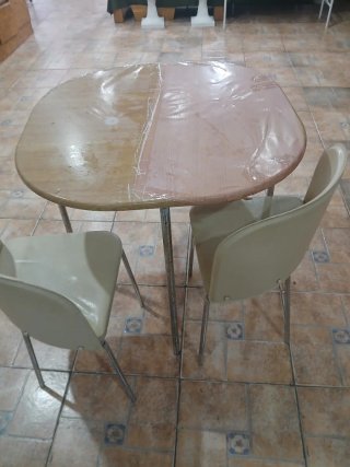 Mesa  de Madera con 2 sillas quesito