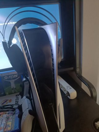 PlayStation 5 con mando y cascos