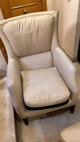 Dos sillones beige