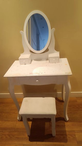 Tocador infantil blanco con espejo y taburete