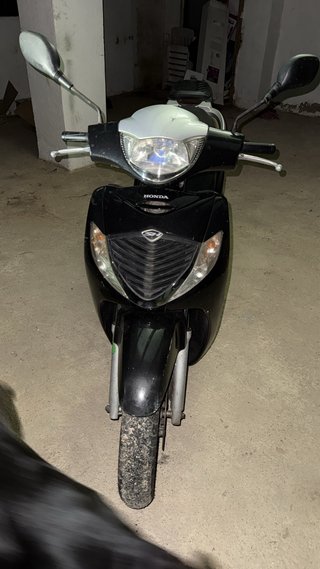 Honda Scooter Negro y Blanco