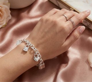 Pulsera de plata con dijes