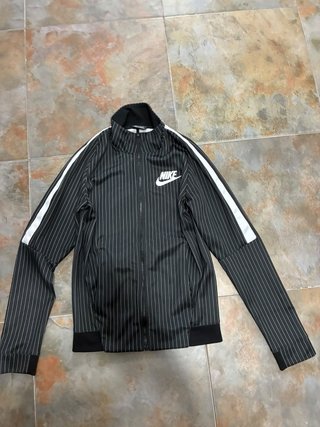 Chaqueta Nike Negra con Rayas