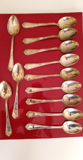 Set de 12 Cucharas Plateadas.