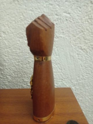 Figura Decorativa de Mano en Madera