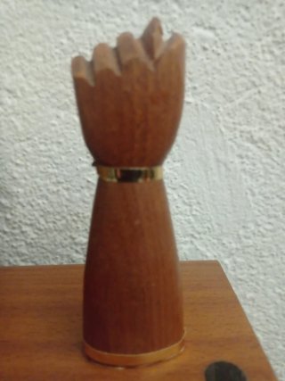 Figura Decorativa de Mano en Madera