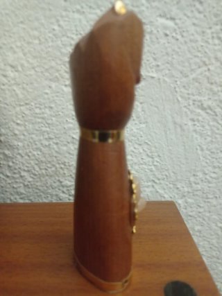 Figura Decorativa de Mano en Madera