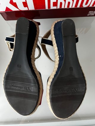 Zapatos de cuña Xti negros y rojos