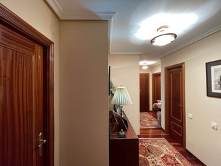Librería salón, 2 mesas forja y lámparas halógenas