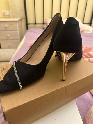 Tacones Negros con Tacón Dorado