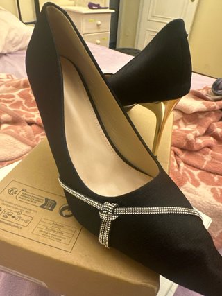 Tacones Negros con Tacón Dorado