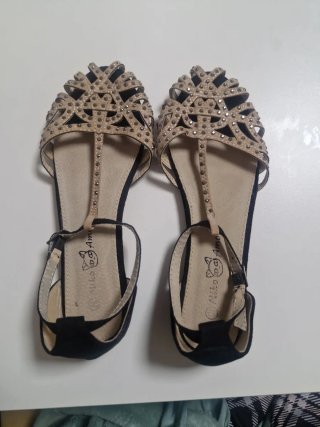 Sandalia plana con tachuelas