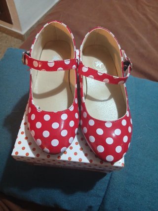 Zapatos de niña estilo andaluza tengo 3 tallas