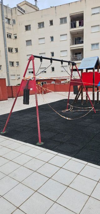 Parque infantil con columpio y tobogán y caballito