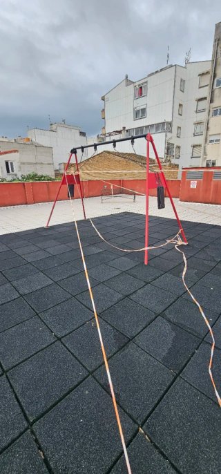 Parque infantil con columpio y tobogán y caballito