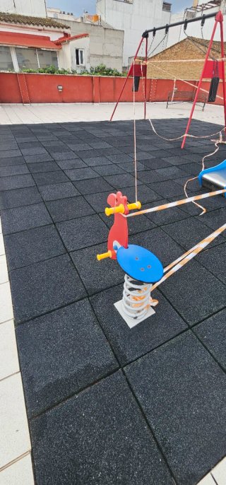 Parque infantil con columpio y tobogán y caballito
