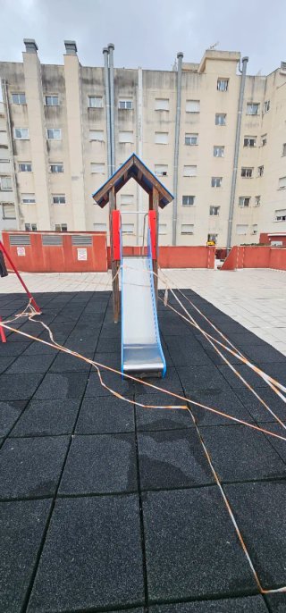 Parque infantil con columpio y tobogán y caballito