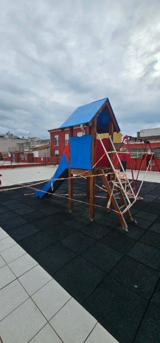 Parque infantil con columpio y tobogán y caballito