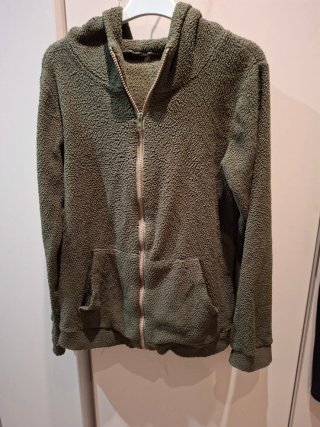 Sudadera verde con capucha y cremallera