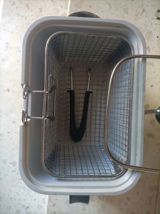 Freidora con cesta y pinzas