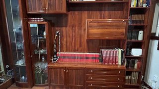 Mueble de madera con vitrina y estanterías