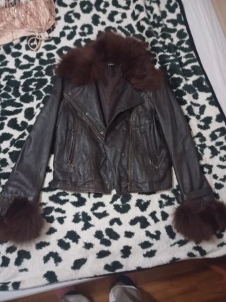 Chaqueta de cuero marrón con pelo