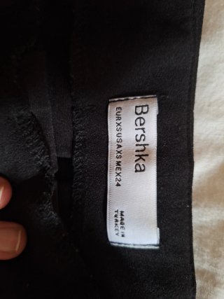Falda negra corta plisada XS Bershka