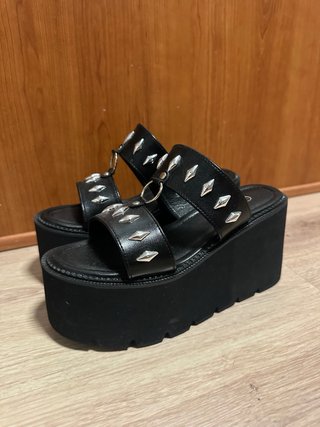 Sandalias plataforma góticas con tachuelas
