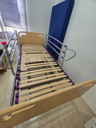 Cama Geriátrica Articulada con Carro Elevador.