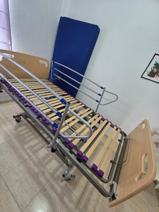 Cama Geriátrica Articulada con Carro Elevador.