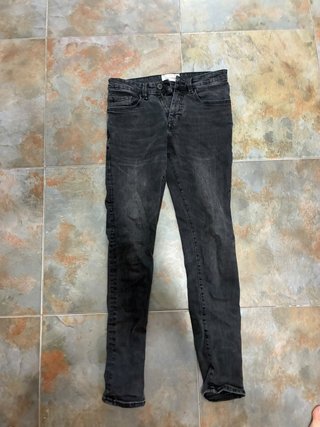 Pantalón vaquero largo negro