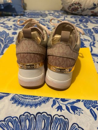 Zapatillas Michael Kors Beige y Doradas