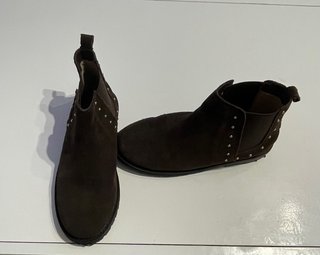 Botines marrones con tachuelas T35
