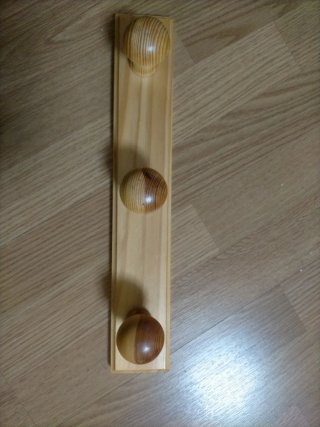 Perchero de madera con 3 pomos