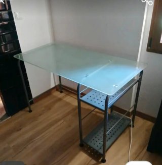 Escritorio cristal y metal con baldas
