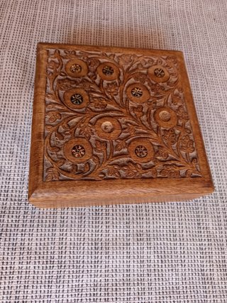 Caja de madera tallada antigua