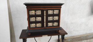Bargueño antiguo con mesa y marquetería