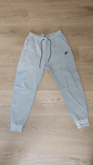 Pantalón Nike Tech Gris