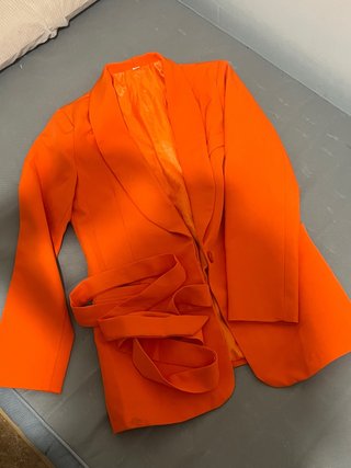 Blazer naranja Shein con cinturón