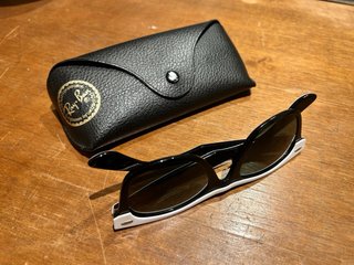 Gafas de Sol Ray-Ban Wayfarer Negras y Blancas