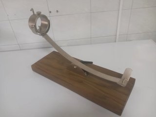 Jamonero de madera y acero inoxidable