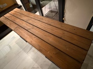 Mesa de Madera con Patas Metálicas
