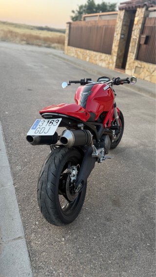 Ducati Monster 690 Roja