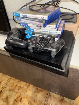 Console PlayStation 4 (PS4) con 2 controller e giochi